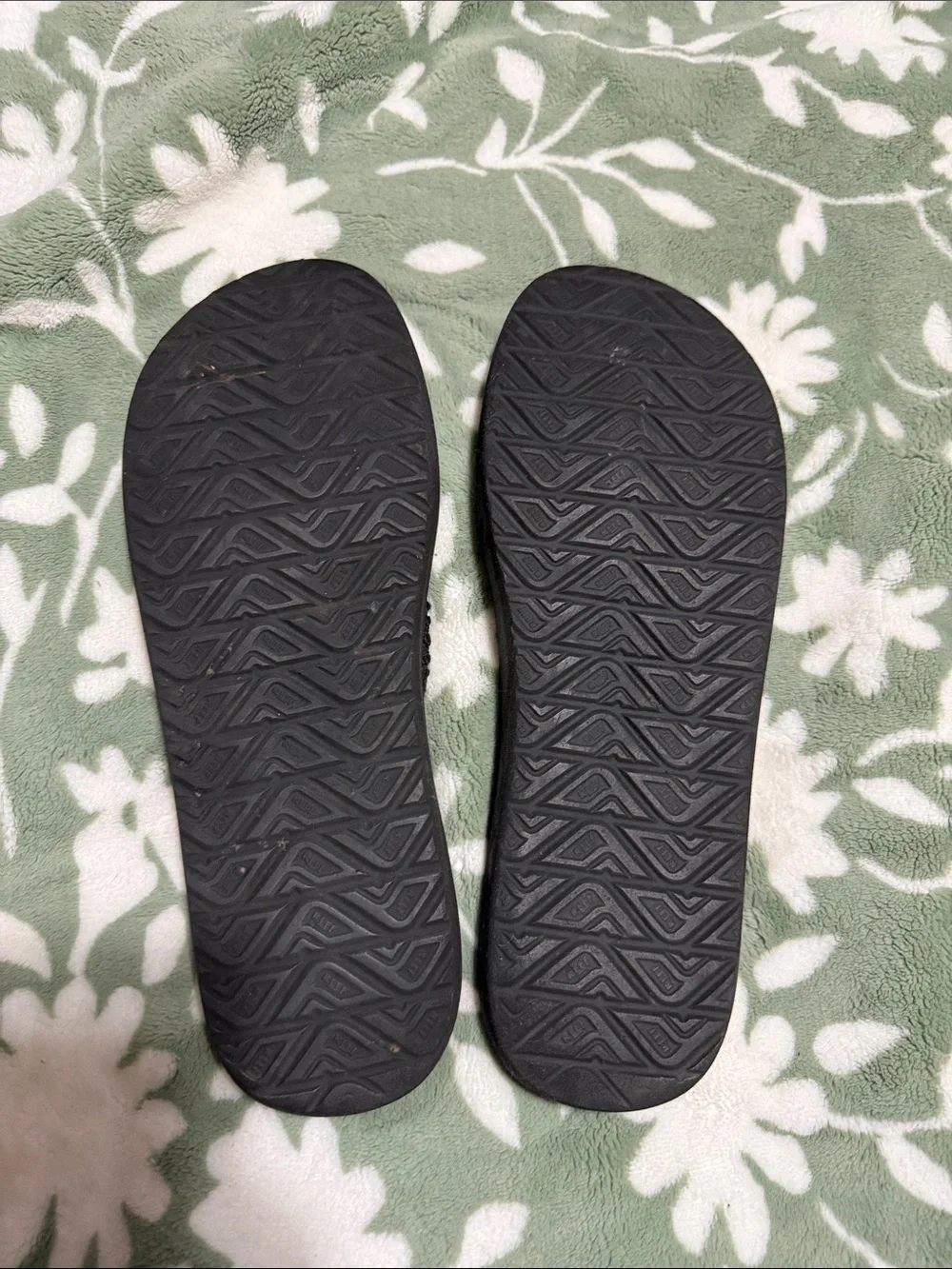 Reef Men’s Black Crochet-Style Strap Flip Flops